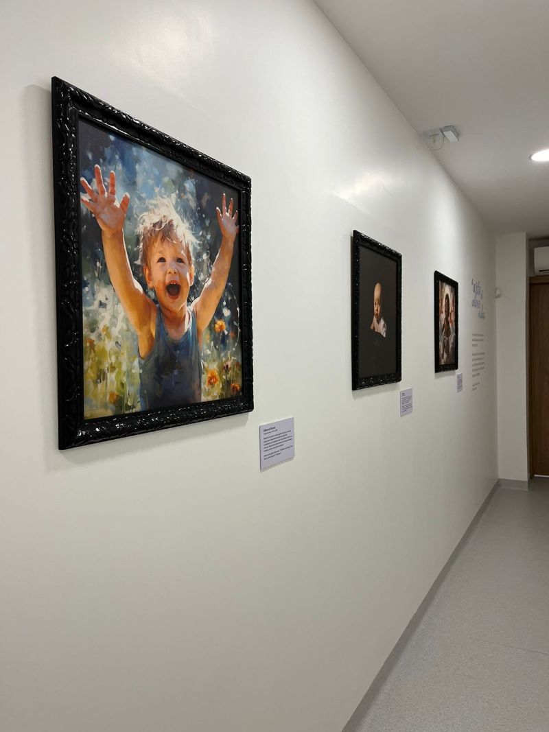 Corredor da clínica com a galeria de obras e a assinatura fazendo ciência, colorindo vidas